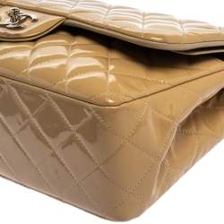 مملوكة مسبقًا حقيبة شانيل "جامبو كلاسيك" قلاب مزدوج جلد لامع مبطن بيج