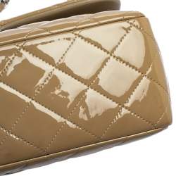 مملوكة مسبقًا حقيبة شانيل "جامبو كلاسيك" قلاب مزدوج جلد لامع مبطن بيج