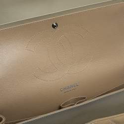 مملوكة مسبقًا حقيبة شانيل "جامبو كلاسيك" قلاب مزدوج جلد لامع مبطن بيج