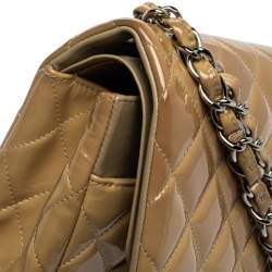 مملوكة مسبقًا حقيبة شانيل "جامبو كلاسيك" قلاب مزدوج جلد لامع مبطن بيج