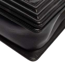 مملوكة مسبقًا Chanel Black Quilted Leather Medium Boy Flap Bag