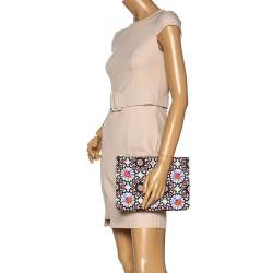 مملوكة مسبقًا حقيبة كلتش شانيل دبي أو كيس قماش مبطن مطبوع متعدد الألوان