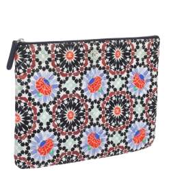 مملوكة مسبقًا حقيبة كلتش شانيل دبي أو كيس قماش مبطن مطبوع متعدد الألوان