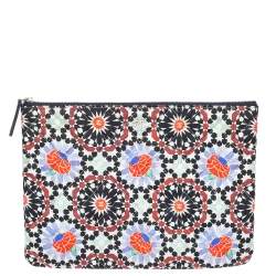 مملوكة مسبقًا حقيبة كلتش شانيل دبي أو كيس قماش مبطن مطبوع متعدد الألوان