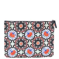 مملوكة مسبقًا حقيبة كلتش شانيل دبي أو كيس قماش مبطن مطبوع متعدد الألوان