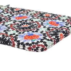 مملوكة مسبقًا حقيبة كلتش شانيل دبي أو كيس قماش مبطن مطبوع متعدد الألوان