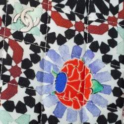 مملوكة مسبقًا حقيبة كلتش شانيل دبي أو كيس قماش مبطن مطبوع متعدد الألوان