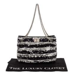 Pre Owned حقيبة يد شانيل "ريشيو" صغيرة جلد لامع و ترتر مخطط رصاصي و أسود