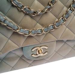 مملوكة مسبقًا حقيبة شانيل "جامبو كلاسيك" قلاب واحد جلد مبطن أومبري بيج و أزرق