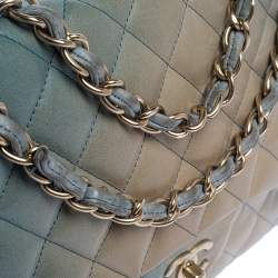 مملوكة مسبقًا حقيبة شانيل "جامبو كلاسيك" قلاب واحد جلد مبطن أومبري بيج و أزرق