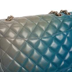 مملوكة مسبقًا حقيبة شانيل "جامبو كلاسيك" قلاب واحد جلد مبطن أومبري بيج و أزرق