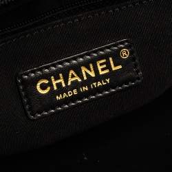مملوكة مسبقًا Chanel Black Quilted Leather New Medium Boy Flap Bag