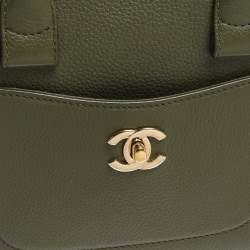 مملوكة مسبقًا Chanel Green Leather Mini Neo Executive Shopping Tote