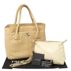 مملوكة مسبقًا حقيبة شانيل سيرف إكسوكيتف جلد ثعبان كريمي 