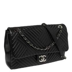 مملوكة مسبقًا Chanel Black Chevron Quilted Leather Large CC Crossing Flap Bag