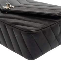 مملوكة مسبقًا Chanel Black Chevron Quilted Leather Medium Classic Flap Bag