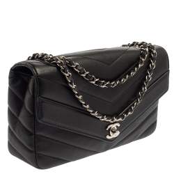 مملوكة مسبقًا Chanel Black Chevron Quilted Leather Medium Classic Flap Bag