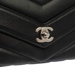 مملوكة مسبقًا Chanel Black Chevron Quilted Leather Medium Classic Flap Bag