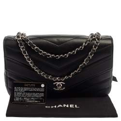 مملوكة مسبقًا Chanel Black Chevron Quilted Leather Medium Classic Flap Bag