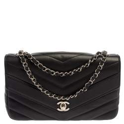 مملوكة مسبقًا Chanel Black Chevron Quilted Leather Medium Classic Flap Bag