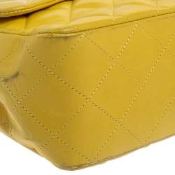 مملوكة مسبقًا حقيبة شانيل قلاب مزدوج كلاسيك جامبو جلد لامعة مبطنة بيضاء