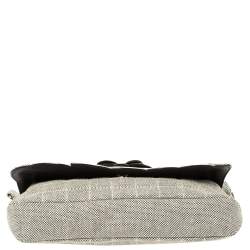 Pre Owned حقيبة كتف شانيل No 5 كاميليا بقلاب كانفاس مبطن بيج