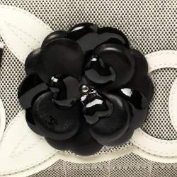 Pre Owned حقيبة كتف شانيل No 5 كاميليا بقلاب كانفاس مبطن بيج