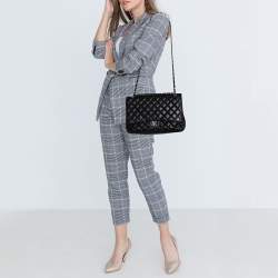 مملوكة مسبقًا حقيبة شانيل ماكسي كلاسيك جلد كافيار أسود مبطن بقلاب واحد