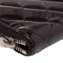 مملوكة مسبقًا محفظة مفكرة شانيل مزينة شعار الماركة سي سي سحاب ملتف جلد لامع مبطن عنابي داكن