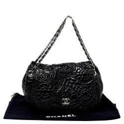 Pre Owned حقيبة شانيل كلاسيك فينيل فضي لامع نقشة غرافيك