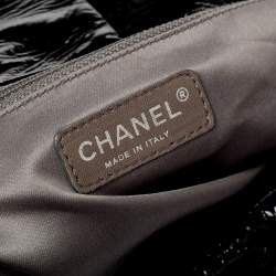 Pre Owned حقيبة شانيل كلاسيك فينيل فضي لامع نقشة غرافيك