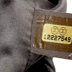 Pre Owned حقيبة شانيل كلاسيك فينيل فضي لامع نقشة غرافيك