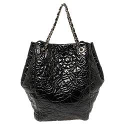 Pre Owned Chanel Black Camellia Quilted Vinyl Rock In Moscow Hobo