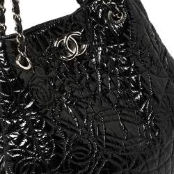 Pre Owned Chanel Black Camellia Quilted Vinyl Rock In Moscow Hobo