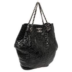 Pre Owned Chanel Black Camellia Quilted Vinyl Rock In Moscow Hobo