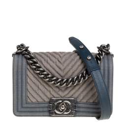 مملوكة مسبقًا Chanel Blue Chevron Denim Small Boy Flap Bag