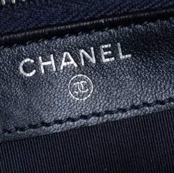 مملوكة مسبقًا Chanel Navy Blue Quilted Leather Faux Pearl Embellished Chain Clutch