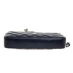 مملوكة مسبقًا Chanel Navy Blue Quilted Leather Faux Pearl Embellished Chain Clutch