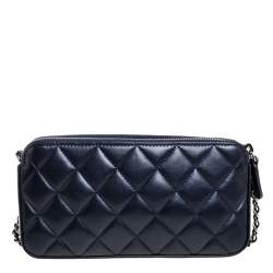 مملوكة مسبقًا Chanel Navy Blue Quilted Leather Faux Pearl Embellished Chain Clutch