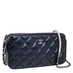 مملوكة مسبقًا Chanel Navy Blue Quilted Leather Faux Pearl Embellished Chain Clutch