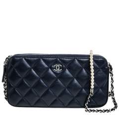 مملوكة مسبقًا Chanel Navy Blue Quilted Leather Faux Pearl Embellished Chain Clutch
