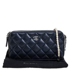 مملوكة مسبقًا Chanel Navy Blue Quilted Leather Faux Pearl Embellished Chain Clutch