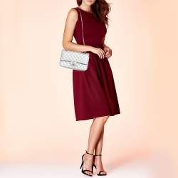 Pre Owned حقيبة شانيل قلاب مزدوجة كلاسيكية جلد خروف مثقب فضي متوسطة