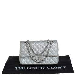 Pre Owned حقيبة شانيل قلاب مزدوجة كلاسيكية جلد خروف مثقب فضي متوسطة