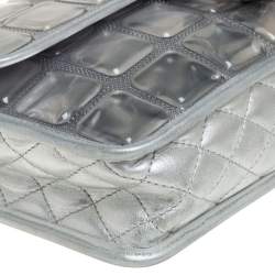 مملوكة مسبقًا حقيبة شانيل ايس كيوب إصدار محدود جلد وفينيل فضي ذات قلاب 