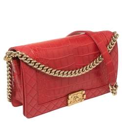 مملوكة مسبقًا حقيبة شانيل نيو ريفرسو بوي جلد وجلد تمساح أحمر ذات قلاب متوسطة 