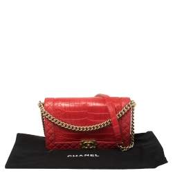 مملوكة مسبقًا حقيبة شانيل نيو ريفرسو بوي جلد وجلد تمساح أحمر ذات قلاب متوسطة 