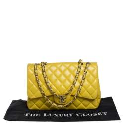 مملوكة مسبقًا حقيبة شانيل جومبو كلاسيك جلد خروف مبطن أصفر ذات قلاب واحد