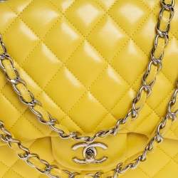 مملوكة مسبقًا حقيبة شانيل جومبو كلاسيك جلد خروف مبطن أصفر ذات قلاب واحد