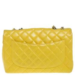 مملوكة مسبقًا حقيبة شانيل جومبو كلاسيك جلد خروف مبطن أصفر ذات قلاب واحد